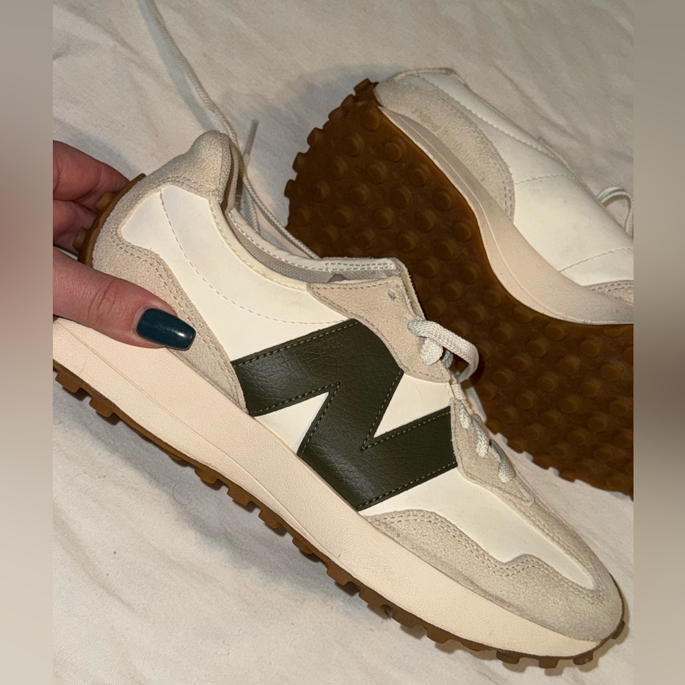 NEW BALANCE 327 "MOONBEAM OAK LEAF GREEN" TRAINERS Mens Size 7.5 Women’s 9